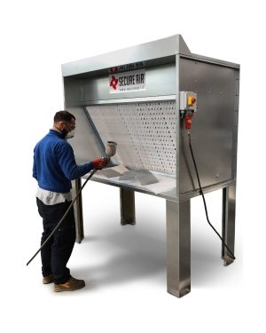 Mini Cabina Aspirante MFP in funzione durante la verniciatura