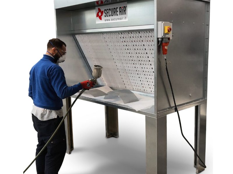Mini Cabina Aspirante MFP in funzione durante la verniciatura