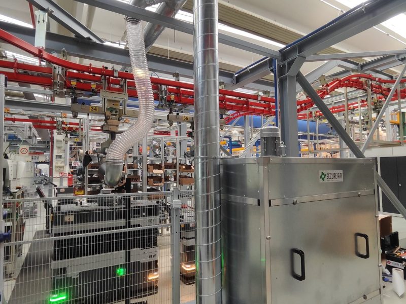 Unità SDCA compatta montata vicino a postazione di lavoro